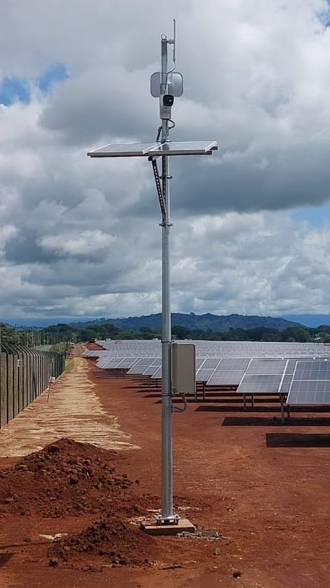 Instalación Poste Solar - LiveSmart